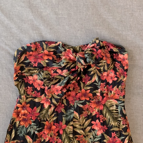Sleeveless romper. Floral print. American Eagle. Medium. - Picture 2 of 2